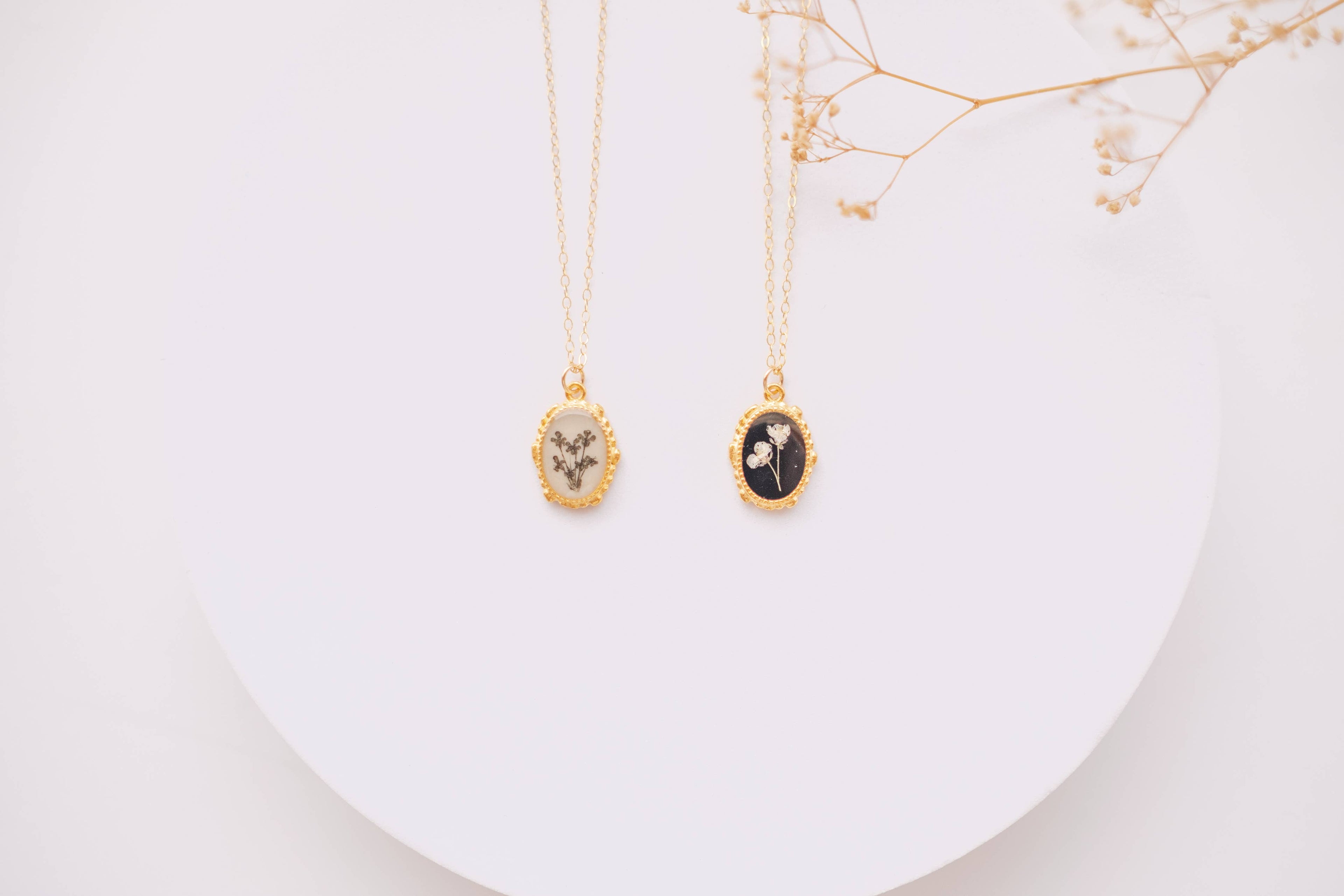 Beaded Oval Pressed Flower Necklace (black)