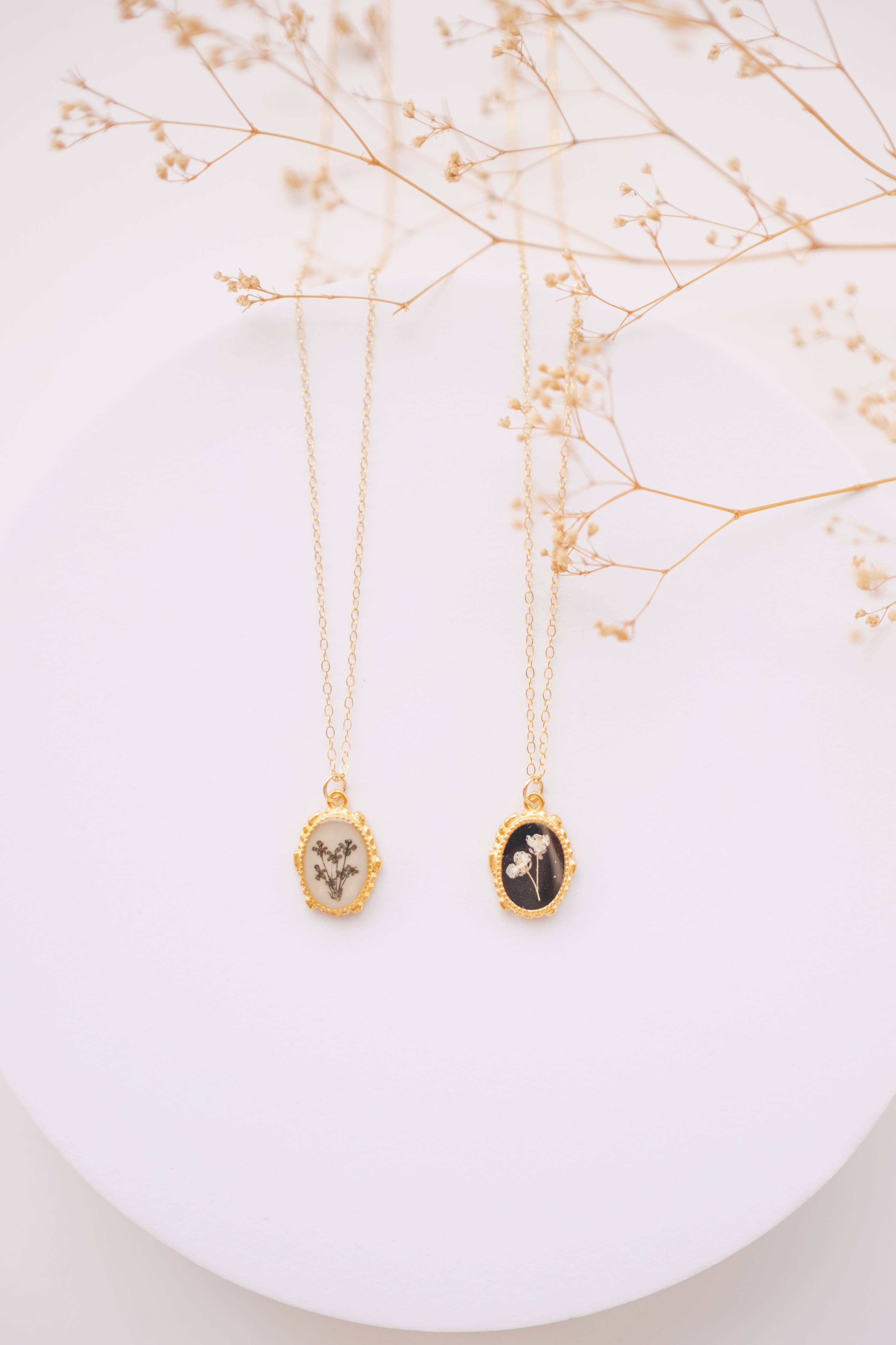 Beaded Oval Pressed Flower Necklace (white)