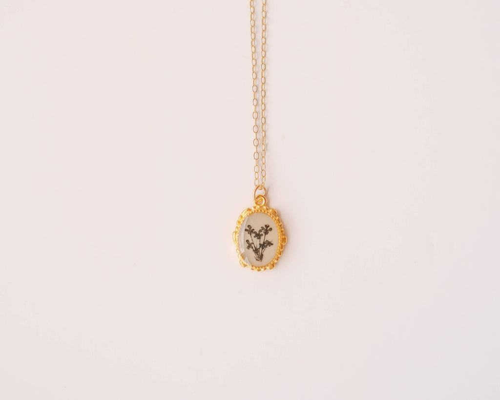Beaded Oval Pressed Flower Necklace (white)