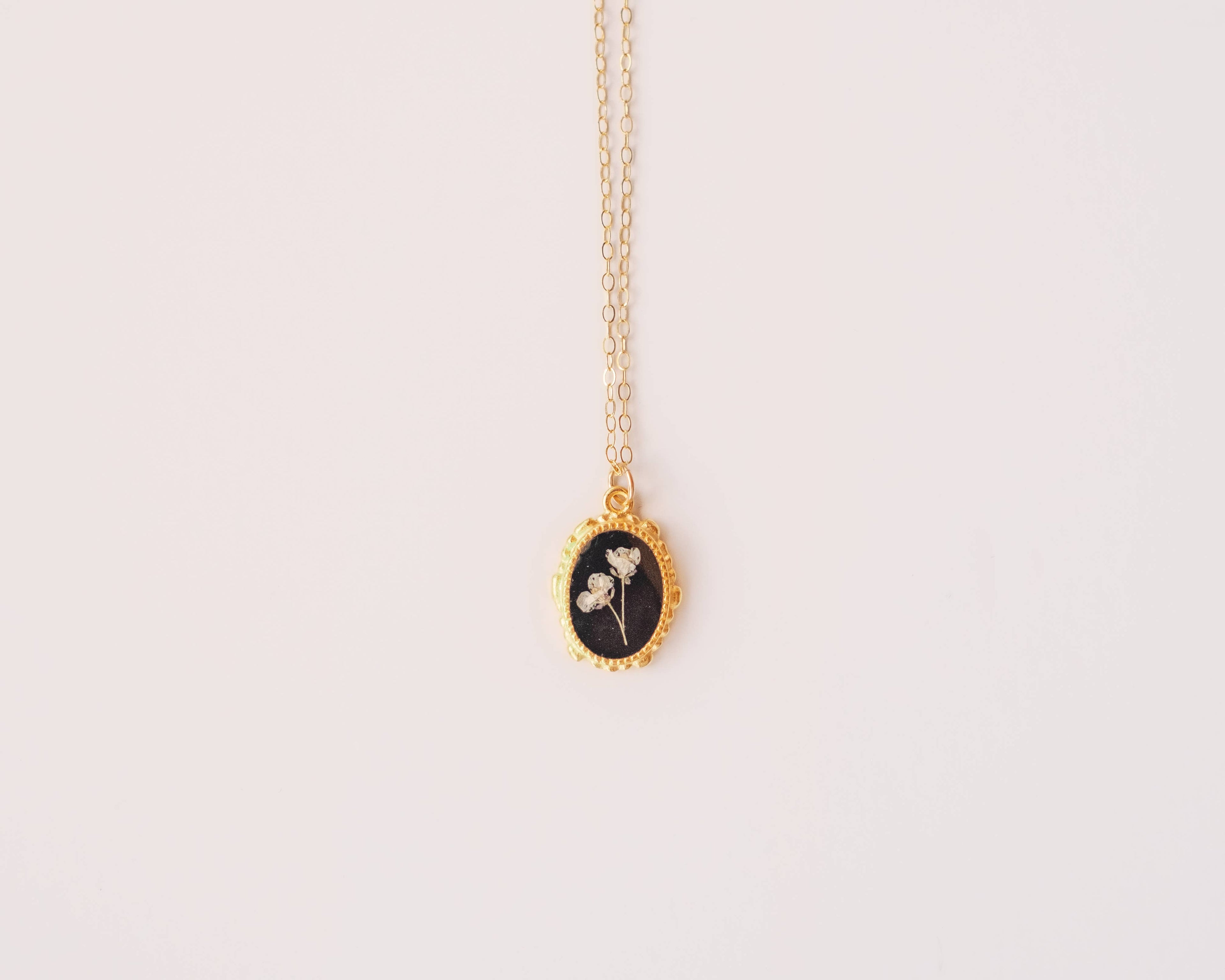 Beaded Oval Pressed Flower Necklace (black)