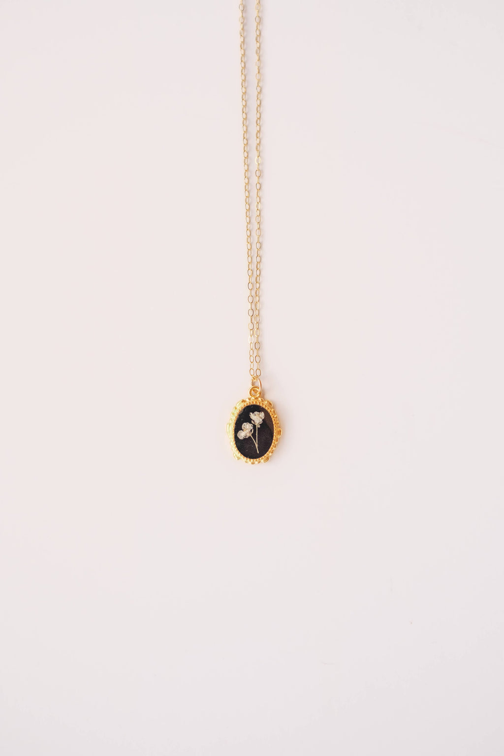 Beaded Oval Pressed Flower Necklace (black)