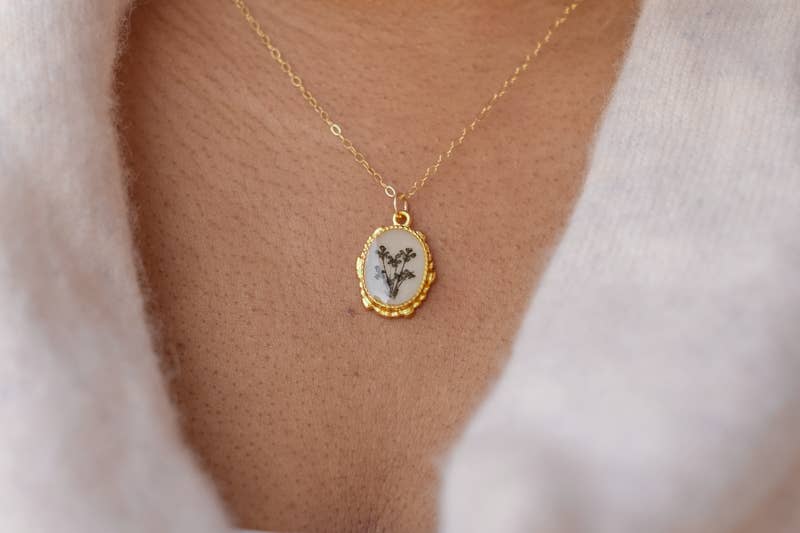 Beaded Oval Pressed Flower Necklace (white)